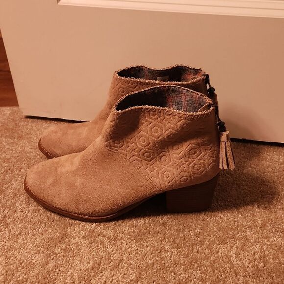 Toms Women's "Leila" Tan Suede Embossed Oxford Ankle Boots Size 10 - Picture 2 of 11